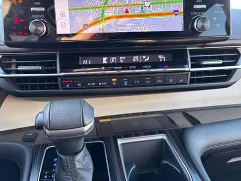 Used 2021 Toyota Sienna Platinum image 19