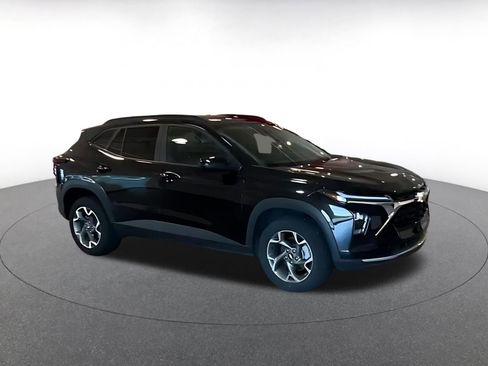 Used 2025 Chevrolet Trax LT FWD image 2