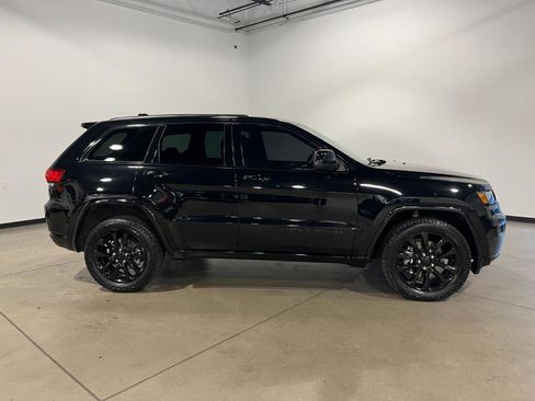 Used 2022 Jeep Grand Cherokee Laredo X image 2