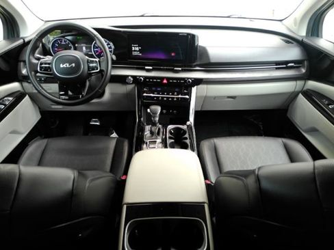 Used 2024 Kia Carnival EX FWD image 3