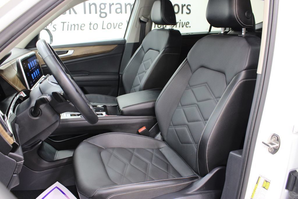Used 2025 Volkswagen Atlas SE AWD/4WD image 14