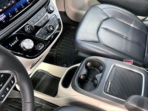 Used 2023 Chrysler Pacifica Touring-L image 14