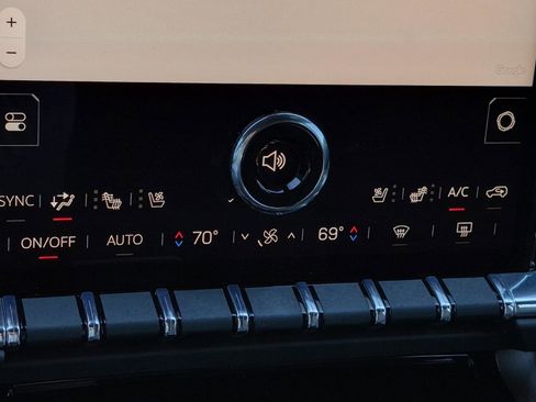 Used 2025 GMC Yukon XL Denali w/ Denali Reserve Package image 22