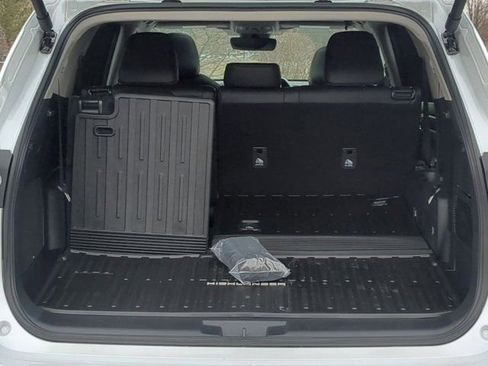 Used 2024 Toyota Highlander Limited image 18