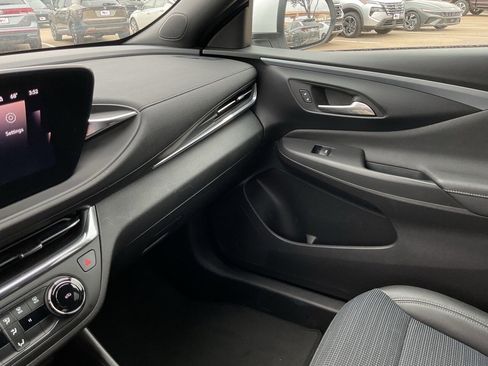 Used 2025 Buick Envista Preferred image 35