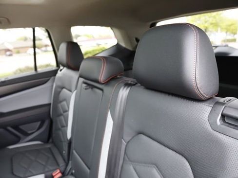 Used 2025 Volkswagen Atlas Peak Edition SE AWD/4WD image 18