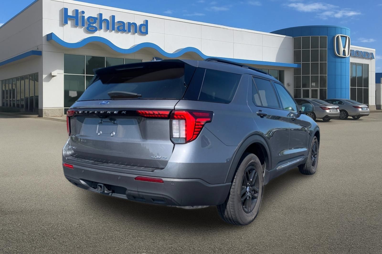 Used 2025 Ford Explorer Active AWD/4WD image 5