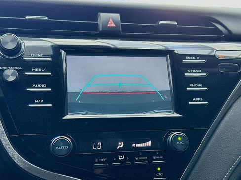 Used 2019 Toyota Camry SE FWD image 10