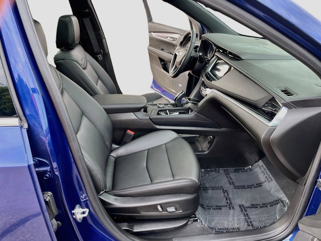 Used 2025 Cadillac XT6 Luxury w/ LPO, Floor Liner Package AWD/4WD image 29