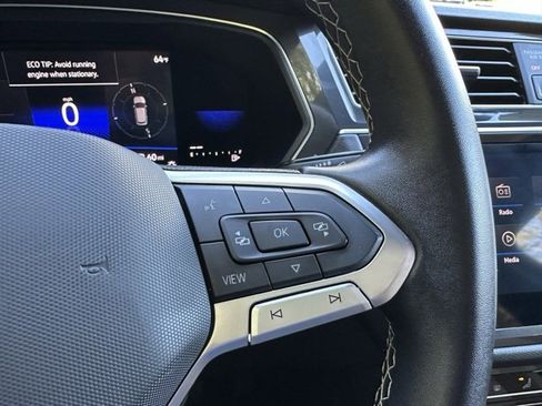 Used 2022 Volkswagen Tiguan SE w/ Panoramic Sunroof Package image 16