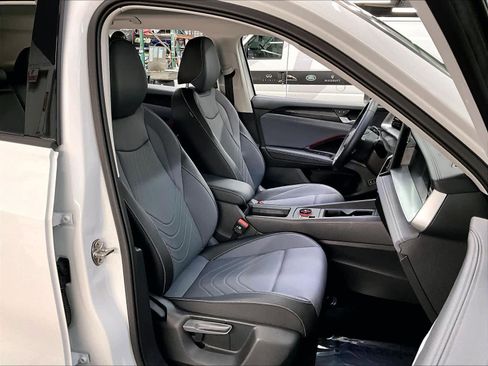 Certified 2025 Volkswagen Tiguan SE image 9