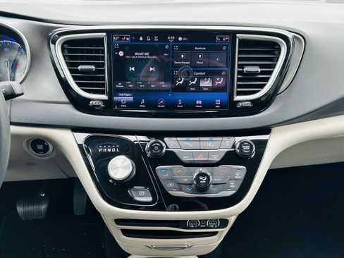 Used 2023 Chrysler Pacifica Touring-L FWD image 20