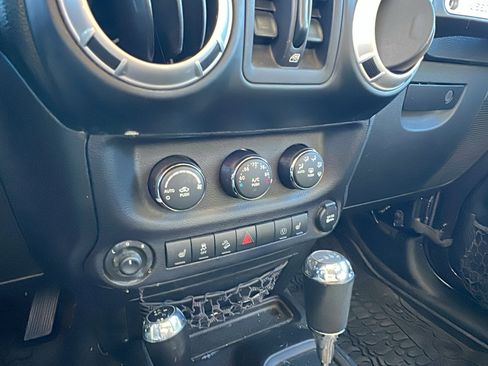 Used 2014 Jeep Wrangler Unlimited Rubicon image 32