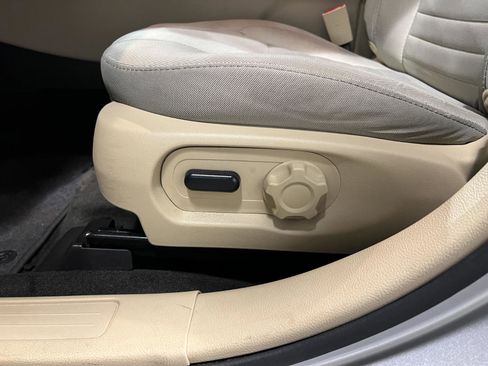 Used 2015 Ford Taurus SE image 24