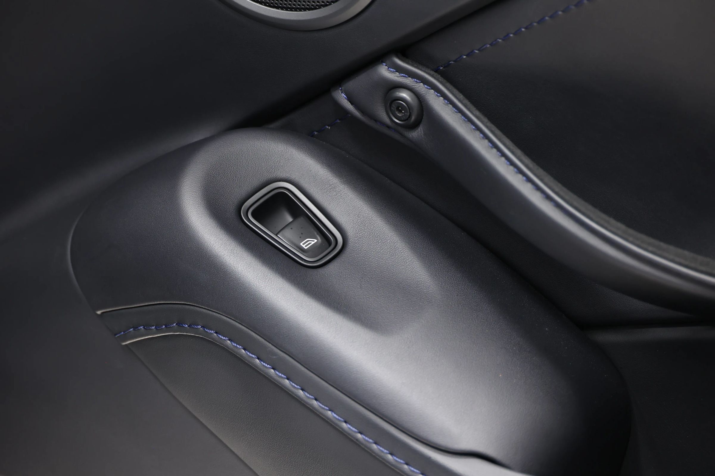 Used 2023 Aston Martin V8 Vantage Roadster RWD image 61