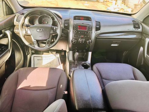 Used 2011 Kia Sorento LX w/ Convenience Pkg image 14