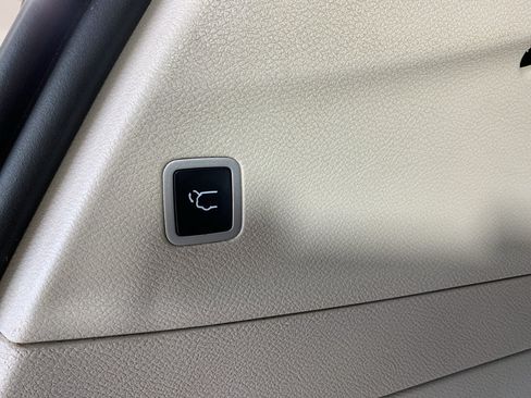 Used 2020 Chrysler Pacifica Touring w/ Tire & Wheel Group FWD image 32