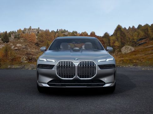 Used 2025 BMW i7 xDrive60 w/ Premium Package image 29