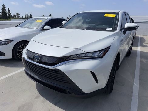 Used 2021 Toyota Venza LE AWD/4WD image 2