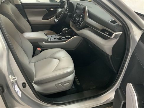 Used 2022 Toyota Highlander XLE image 22