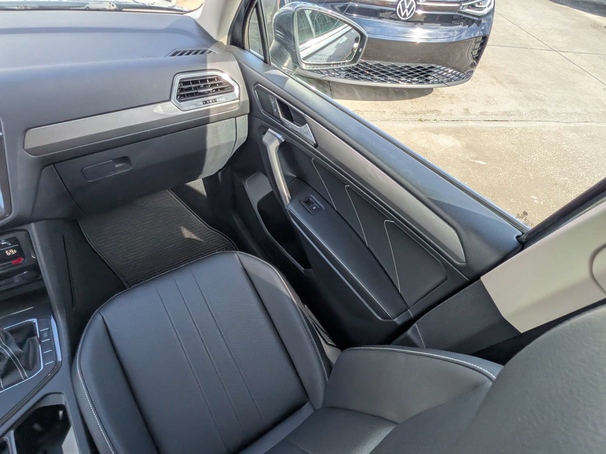 Used 2022 Volkswagen Tiguan SE FWD image 17