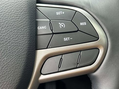 Used 2019 Jeep Cherokee Latitude Plus w/ Comfort/Convenience Group AWD/4WD image 23