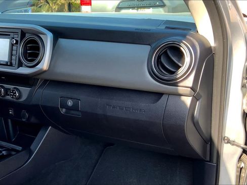 Used 2017 Toyota Tacoma SR5 w/ Tow Package RWD image 18