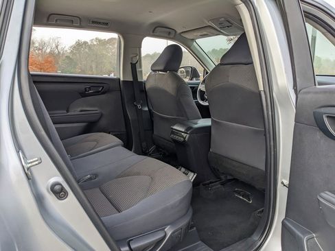 Used 2023 Toyota Highlander L image 41