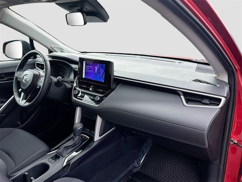 Used 2025 Toyota Corolla Cross LE w/ Moonroof Package image 29