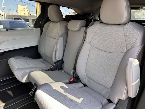 Used 2026 Toyota Sienna LE FWD image 21
