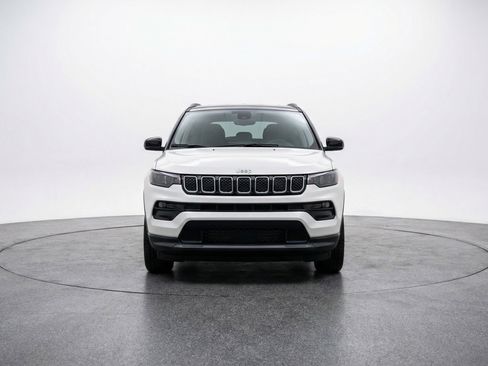 Used 2025 Jeep Compass Limited AWD/4WD image 2