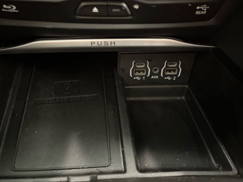 Used 2023 Chrysler Pacifica Limited w/ Uconnect Theater Family Group image 28