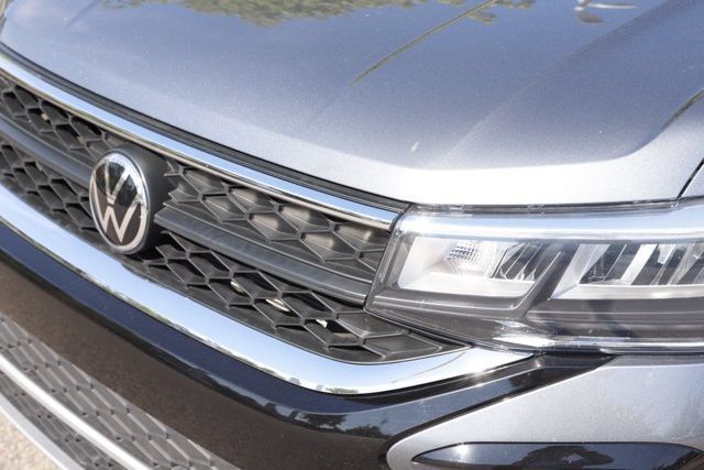 Used 2022 Volkswagen Taos SE w/ Panoramic Sunroof Package AWD/4WD image 12