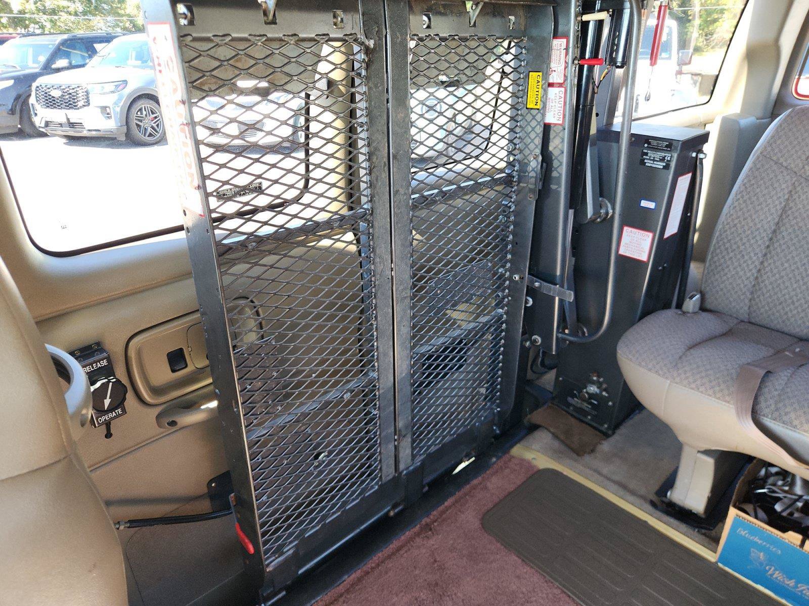 Used 2001 Chevrolet Express 1500 Passenger w/ LS Preferred Equipment Group RWD image 28