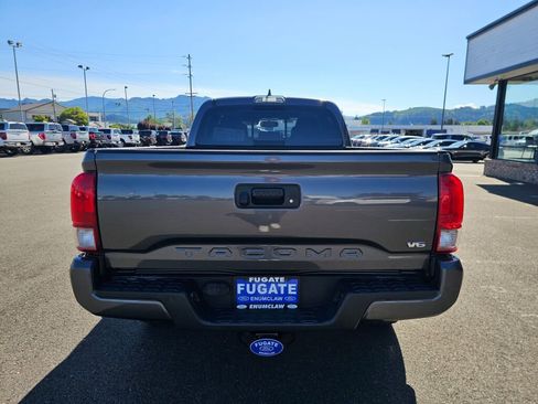 Used 2017 Toyota Tacoma TRD Off-Road AWD/4WD image 8