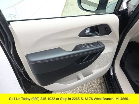 Used 2023 Chrysler Pacifica Touring-L FWD image 15