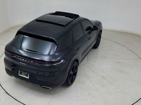 Used 2025 Porsche Cayenne w/ Premium Package image 83