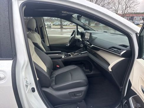 Used 2025 Toyota Sienna Platinum image 18