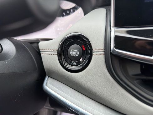 Certified 2022 Jeep Compass Limited image 28