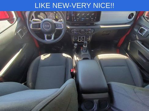Used 2025 Jeep Wrangler Unlimited Sahara AWD/4WD image 28