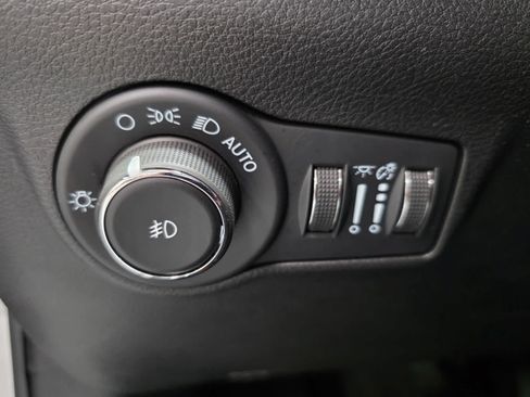Used 2025 Jeep Compass Latitude w/ Convenience Group AWD/4WD image 25
