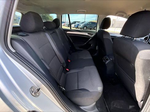 Used 2017 Volkswagen Golf S image 17