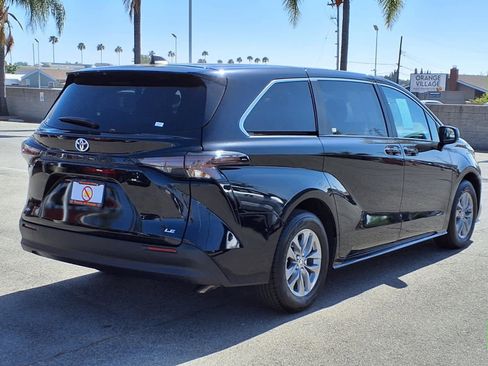 Certified 2025 Toyota Sienna LE FWD image 4