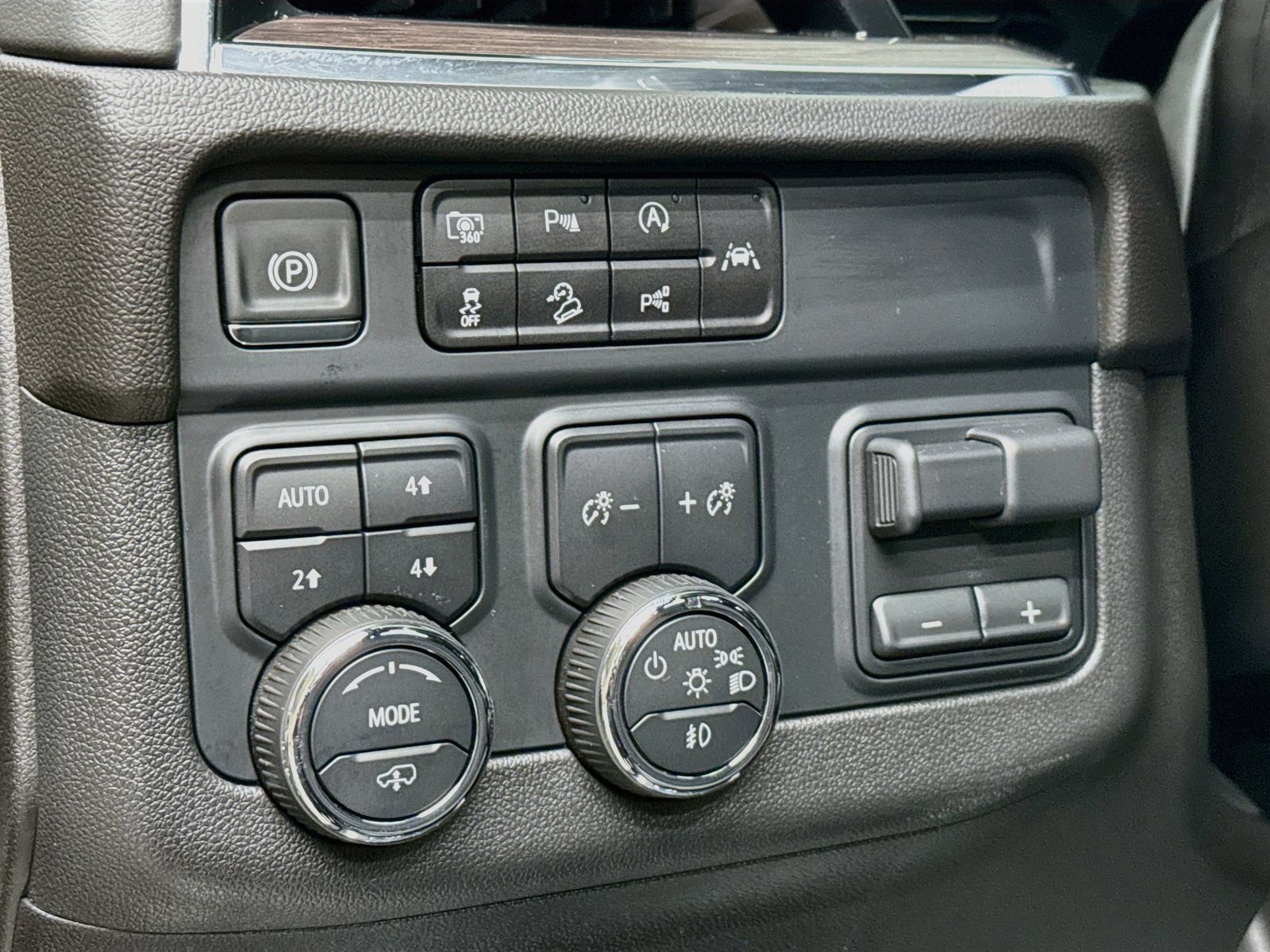 Used 2025 Chevrolet Tahoe Z71 w/ Z71 Off-Road Package AWD/4WD image 13