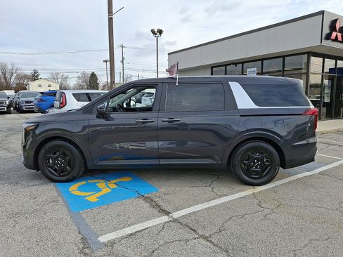 Used 2025 Kia Carnival image 4