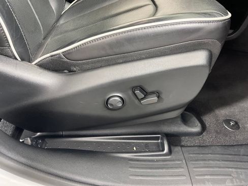 Used 2024 Chrysler Pacifica Limited w/ S Appearance Package FWD image 7
