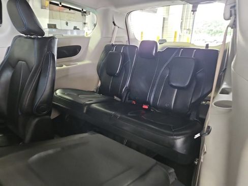 Used 2021 Chrysler Pacifica Touring-L w/ Uconnect Theater Family Group FWD image 9