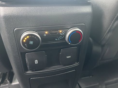 Used 2023 Ford Explorer XLT image 29