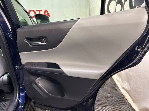 Used 2022 Toyota Venza LE image 14