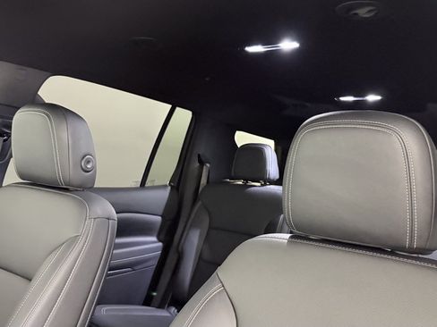 Used 2026 Chevrolet Traverse LT FWD image 13